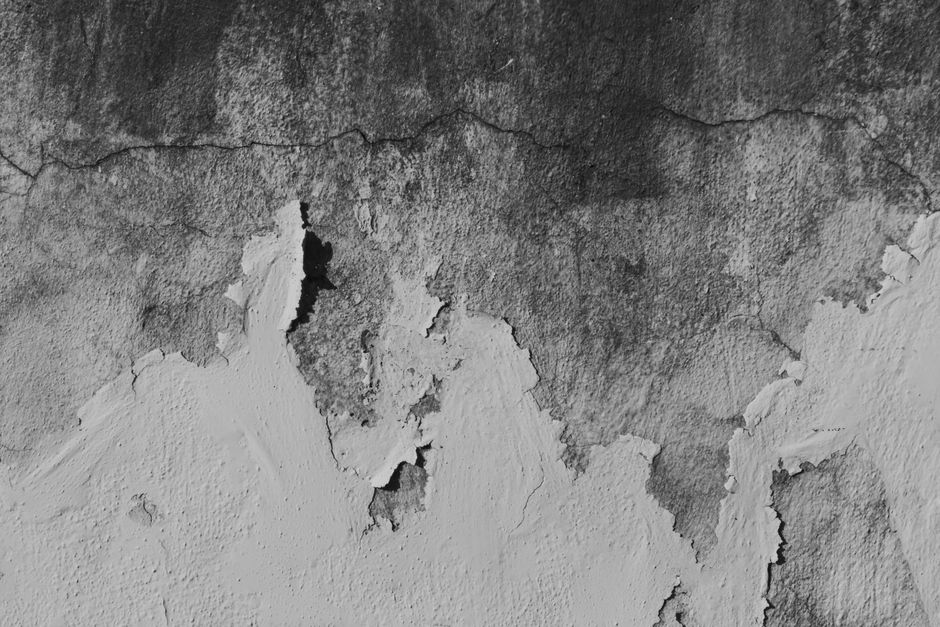 Mur d'une maison fissuré, enduit dégradé